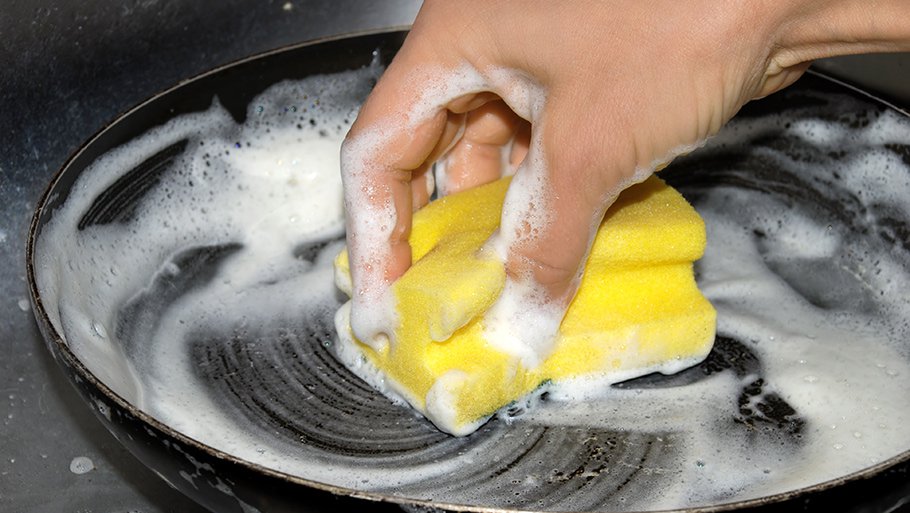 Чистка сковородок от нагара с помощью клея и соды в домашних условиях: как очистить канцелярским клеем и кальцинированной содой